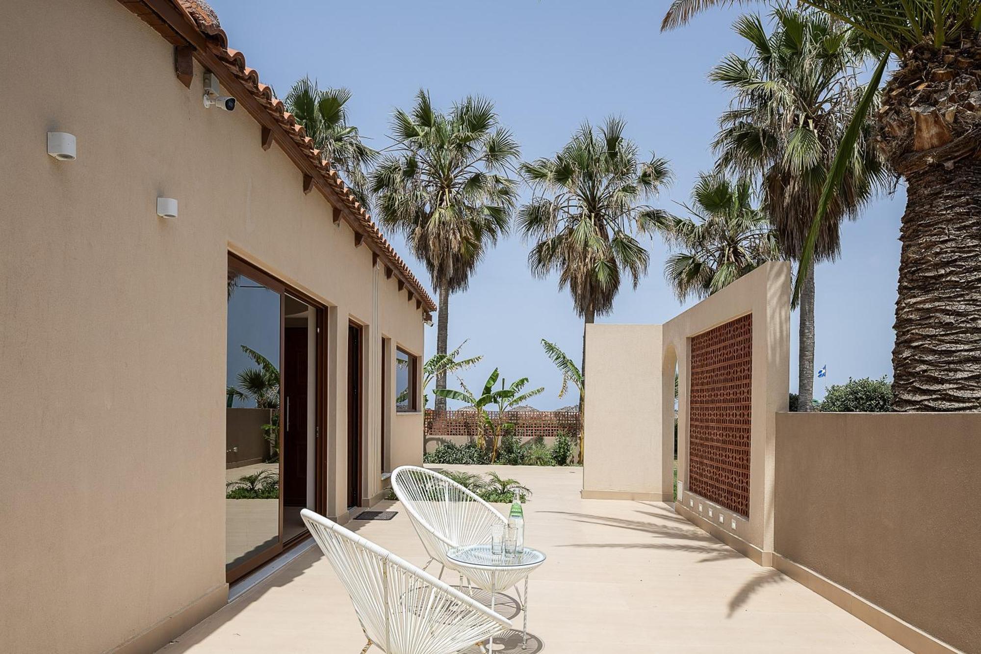 La Palma Beachfront Suites เยโอริยิอูโปลิส ภายนอก รูปภาพ