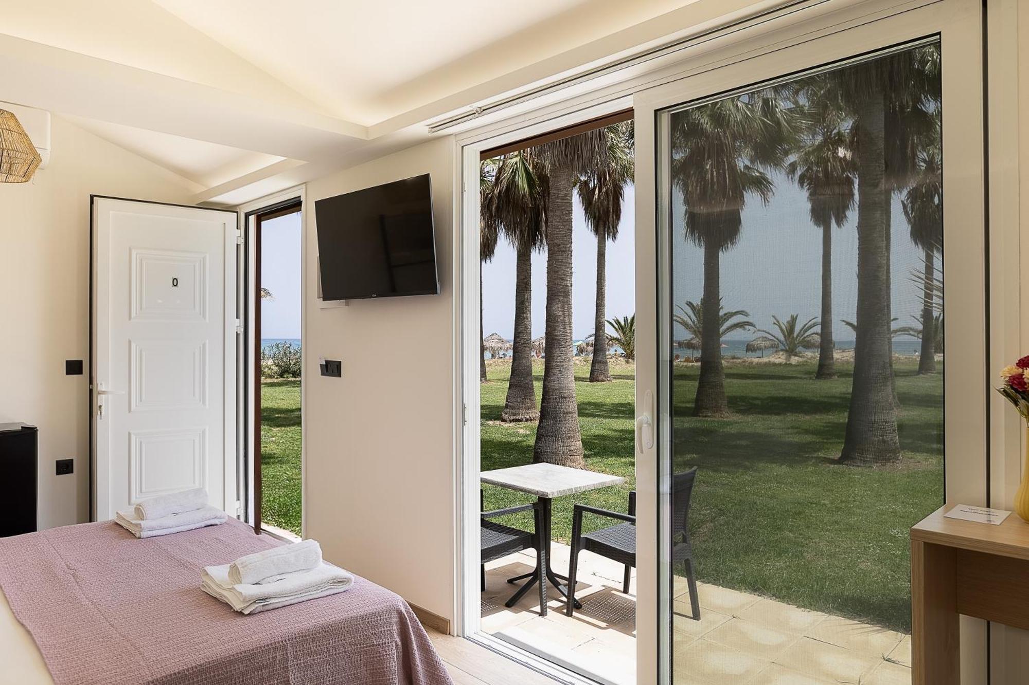 La Palma Beachfront Suites เยโอริยิอูโปลิส ภายนอก รูปภาพ