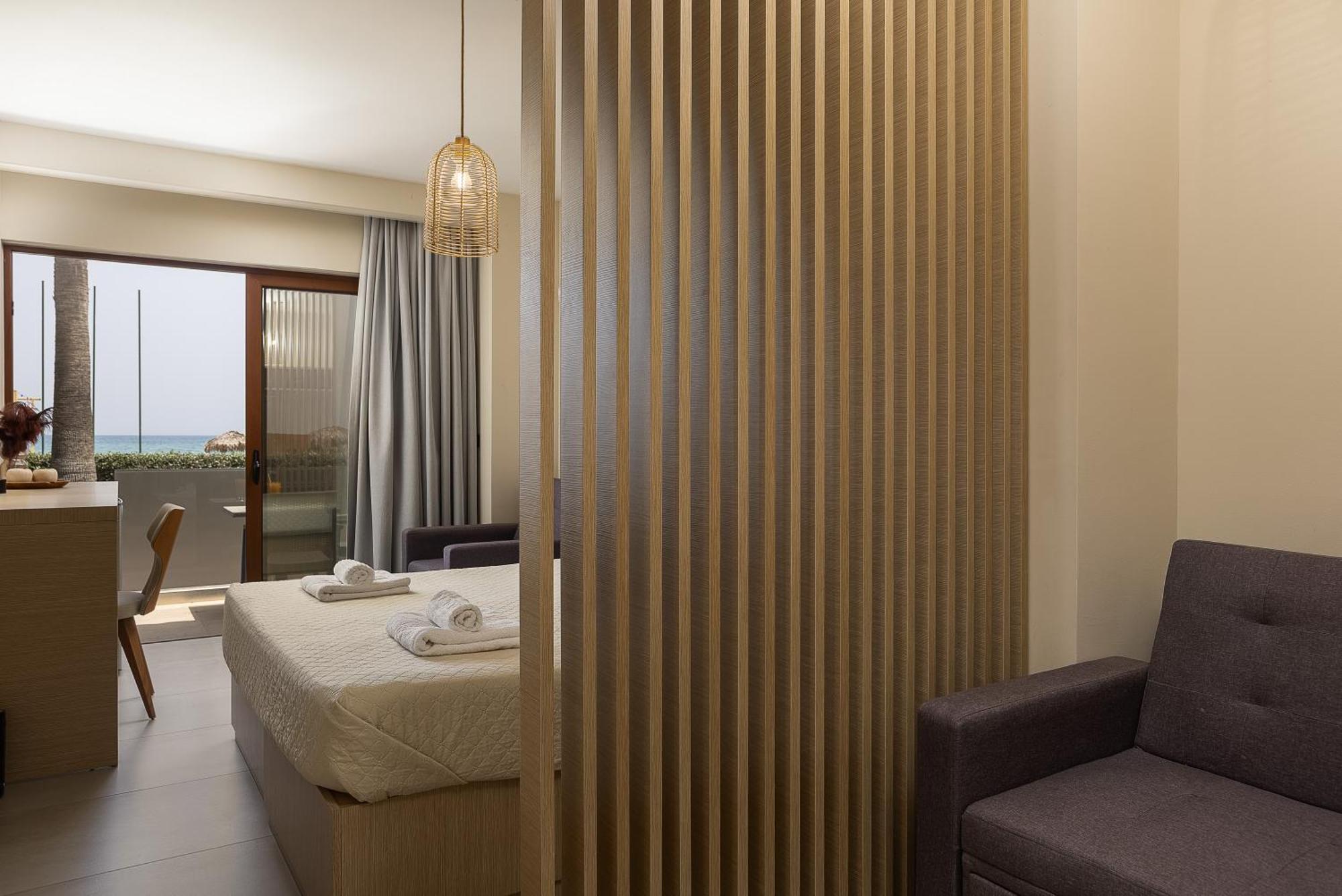 La Palma Beachfront Suites เยโอริยิอูโปลิส ภายนอก รูปภาพ