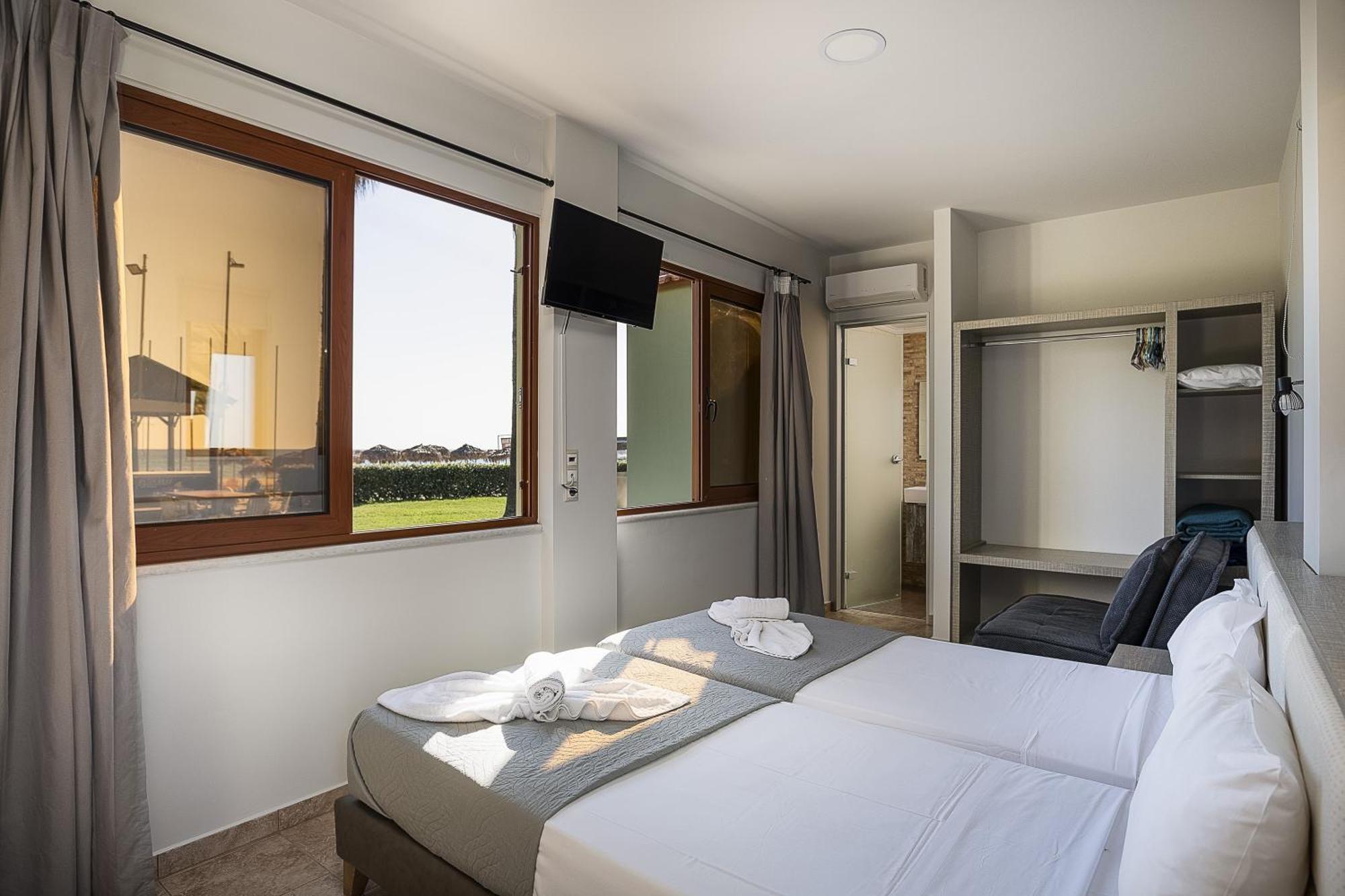 La Palma Beachfront Suites เยโอริยิอูโปลิส ภายนอก รูปภาพ