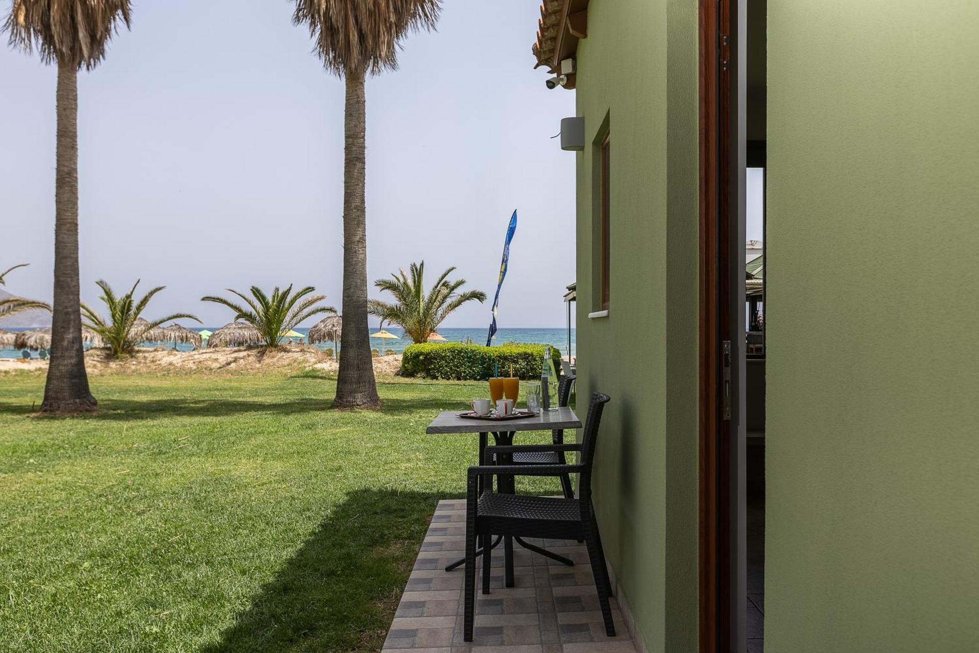 La Palma Beachfront Suites เยโอริยิอูโปลิส ภายนอก รูปภาพ